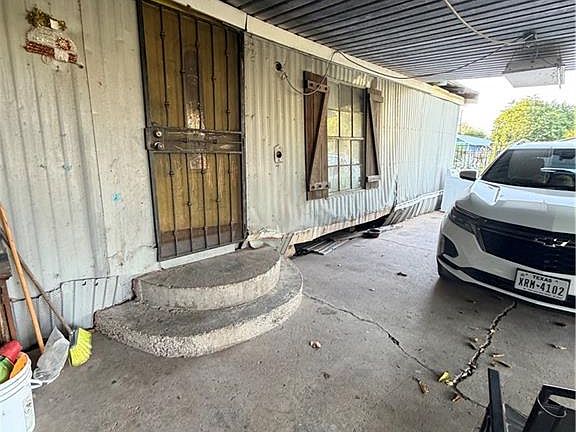 5th image of 1116 E 19th St