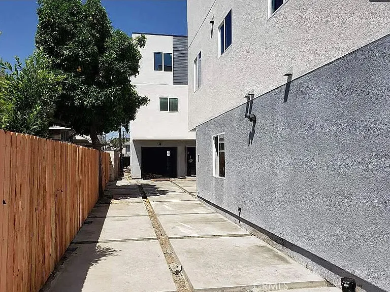 839 E 32nd St — Photo 2