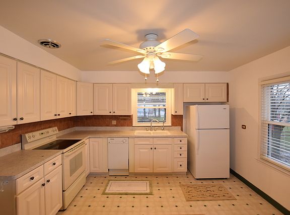 3rd image of 17434 Parkside Ave