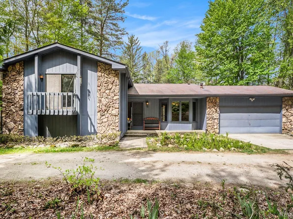 250 Linda K Ln, Ortonville, MI 48462