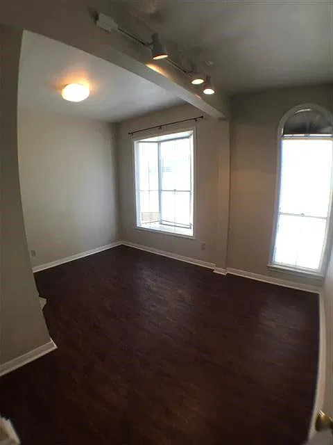 2 bed, 1.0 bath, 910 sqft, $2,200 — Photo 3