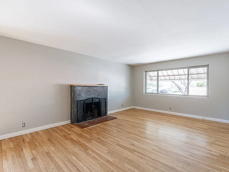 102 N Avenida Carolina — Photo 6