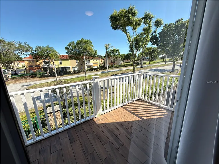 734 Monroe Cir — Photo 32