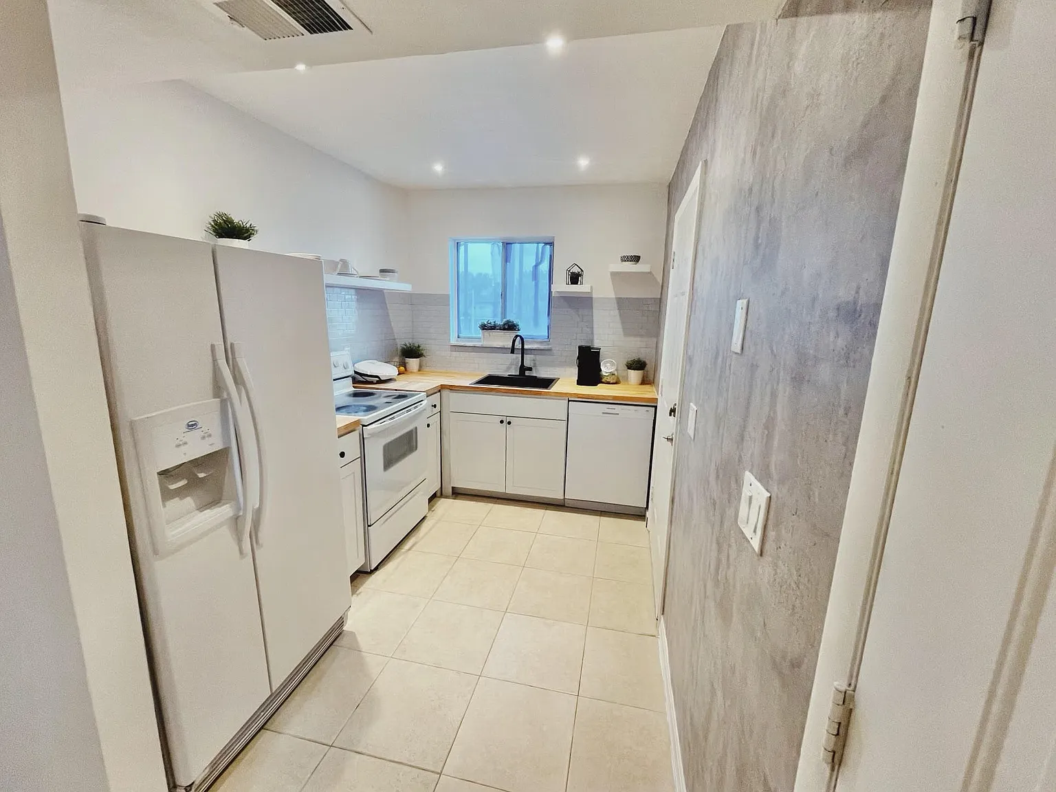 2 bed, 2.0 bath, 975 sqft, $1,950 — Photo 4