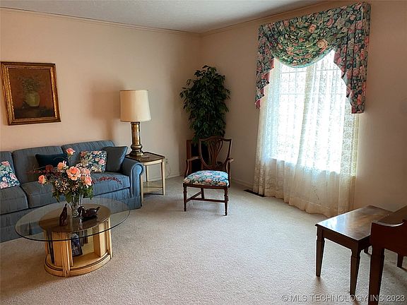 5th image of 2106 E Foster Dr