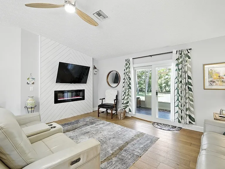 725 Acacia Rd — Photo 10