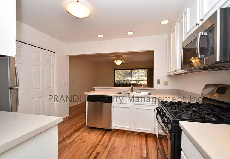1033 Susan Way — Photo 2