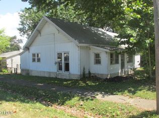 1562 Hardy St, Eldorado, IL 62930