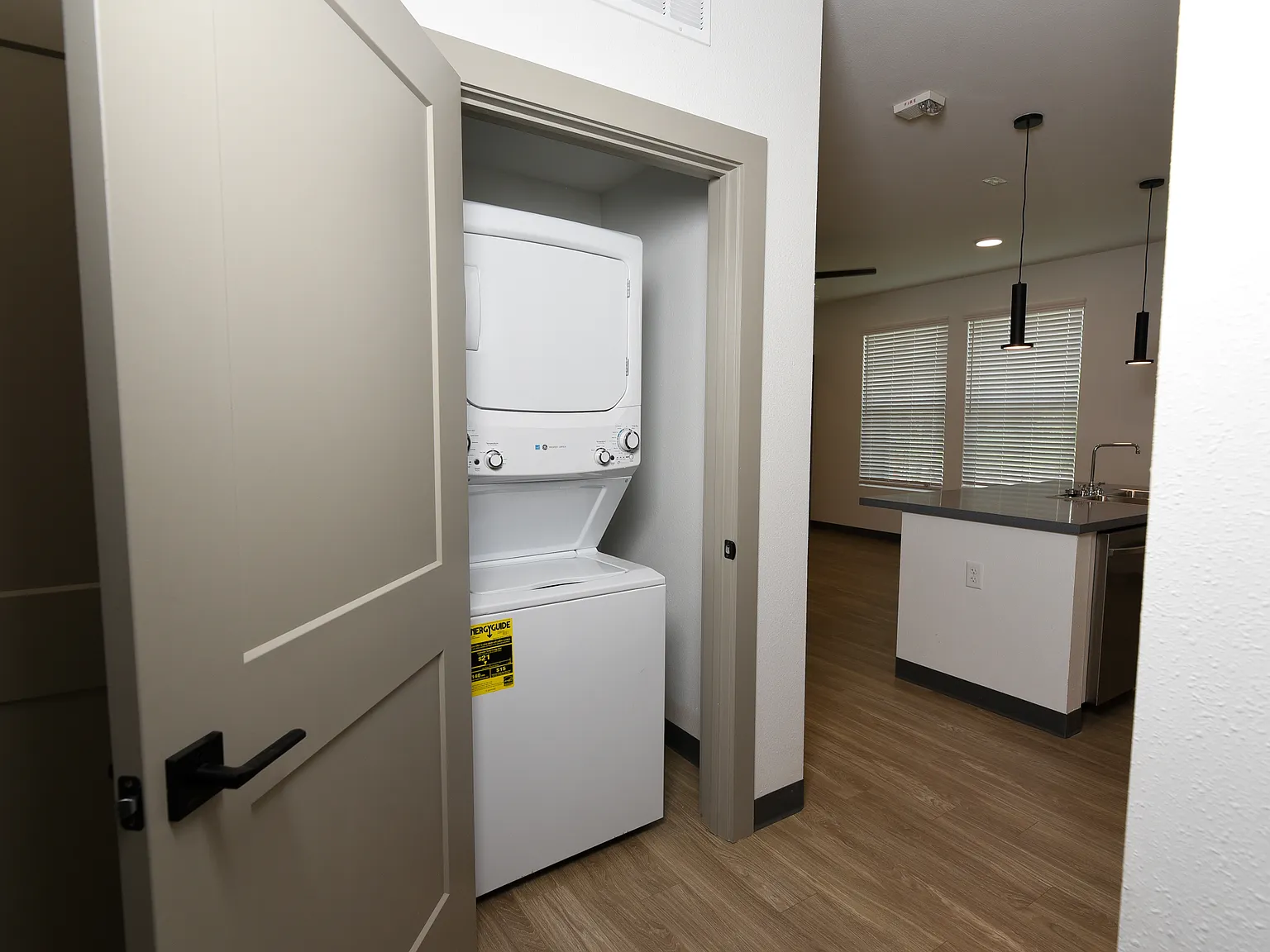 2 bed, 861 sqft, $1,657 — Photo 2