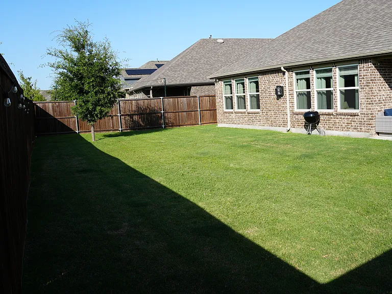 2504 Melrose Dr — Photo 35
