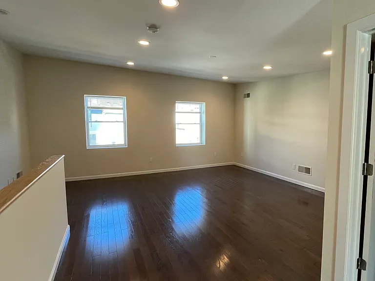 115 W Allen St — Photo 14