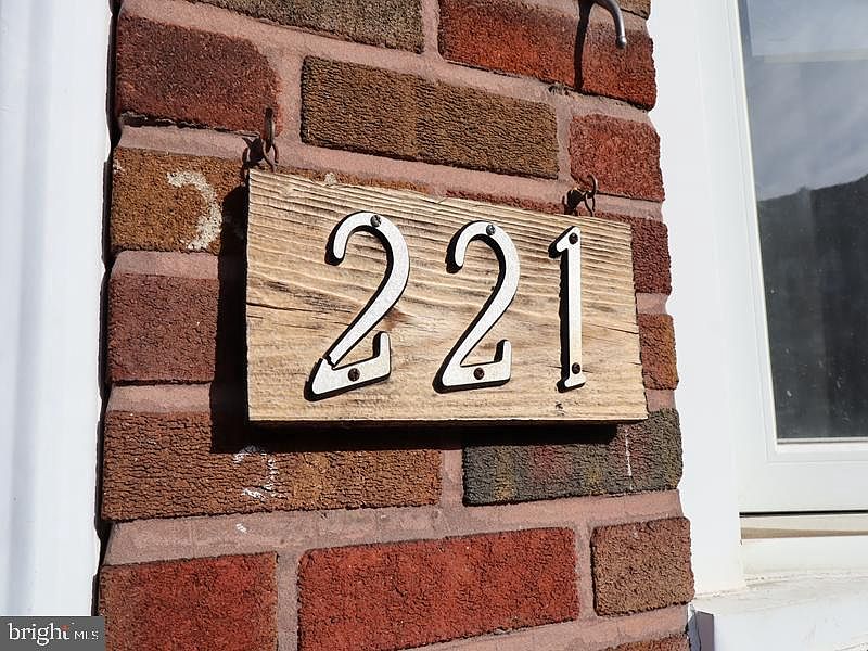2nd image of 221 Kenilworth Ave