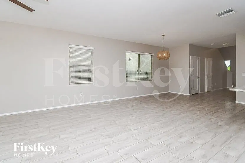 4 bed, 2.5 bath, 2384 sqft, $2,520 — Photo 3