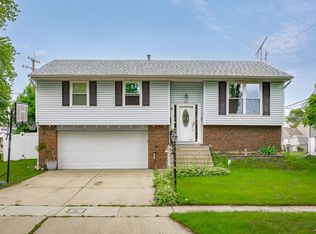 521 Newberry Dr, Streamwood, IL 60107
