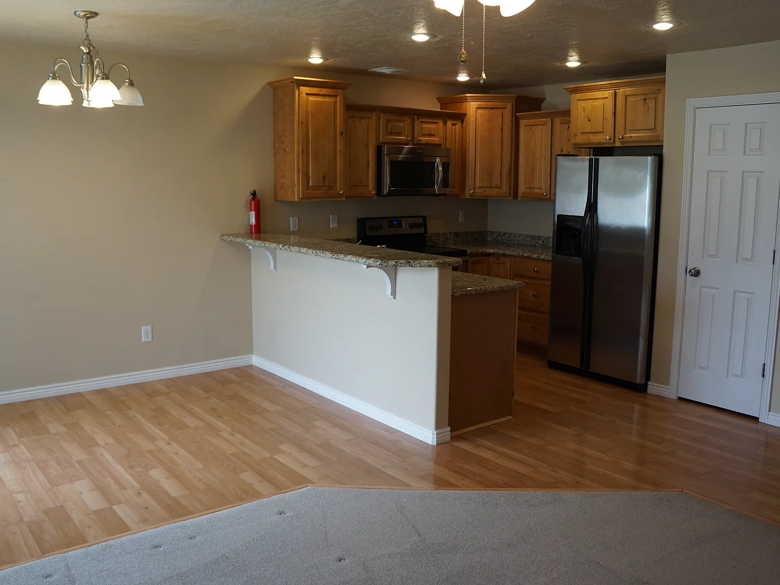3 bed, 1.5 bath, 1304 sqft, $1,600 — Photo 4