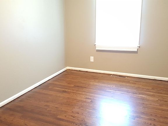4th image of 9413 Oakland Ave