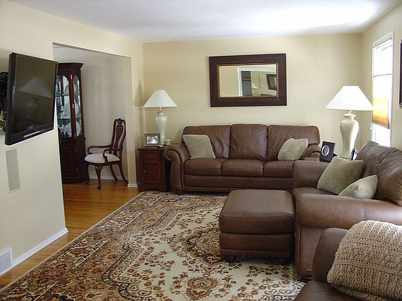 Family room w/ in-wall speakers