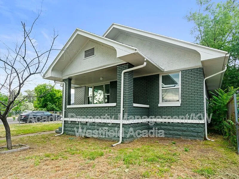 2 bed, 1.0 bath, 1219 sqft, $1,099 — Photo 3