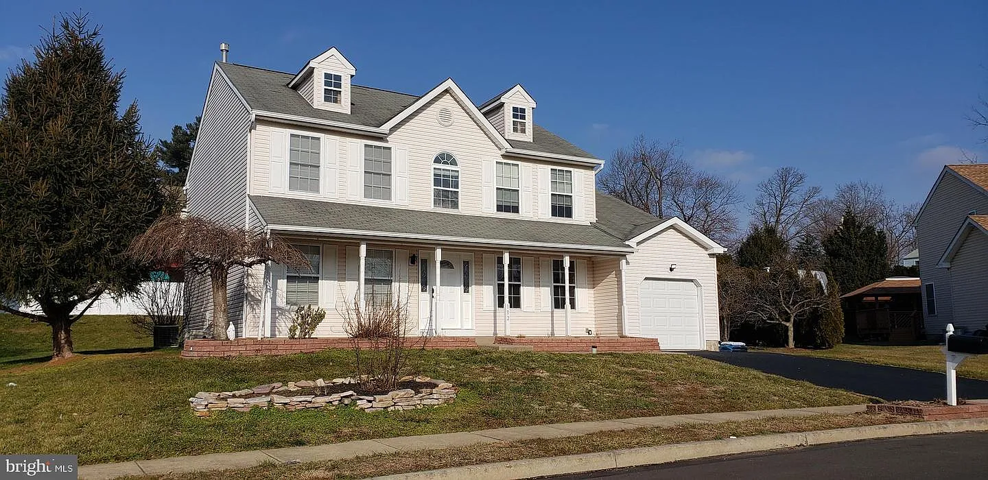 102 Charter Ct photo 1