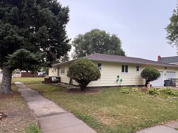 404 Wadge Ave S, Park River, ND 58270