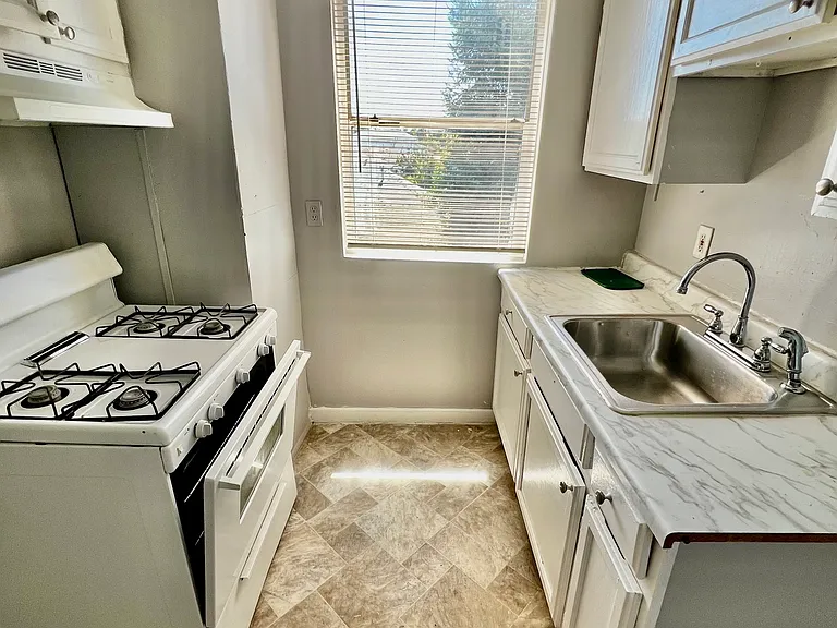 1321 Peralta St #10 — Photo 2