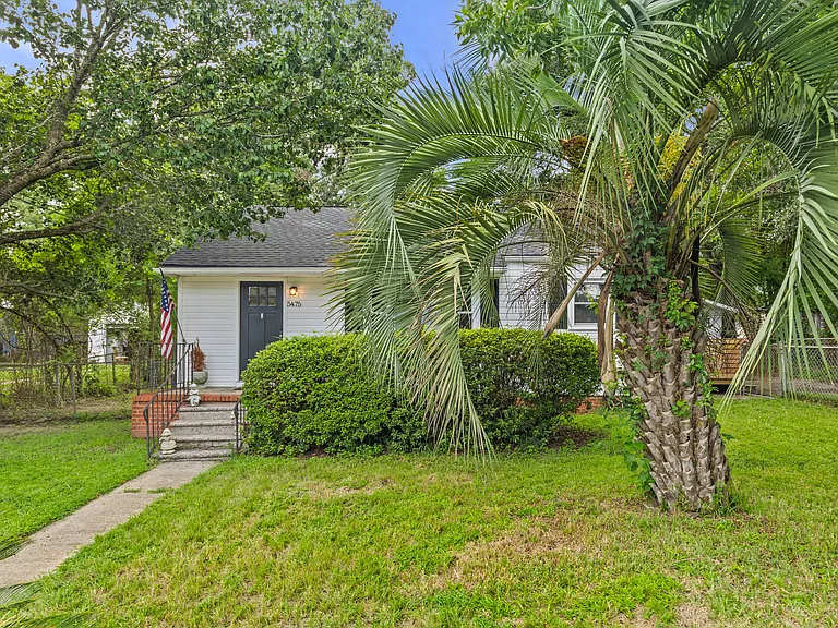 5475 Lauradell Ave — Photo 2