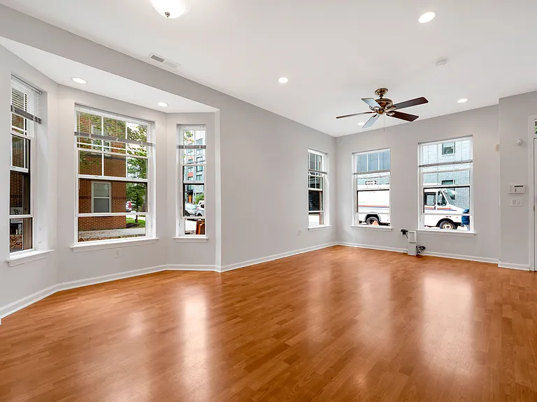 1318 Bainbridge St — Photo 1