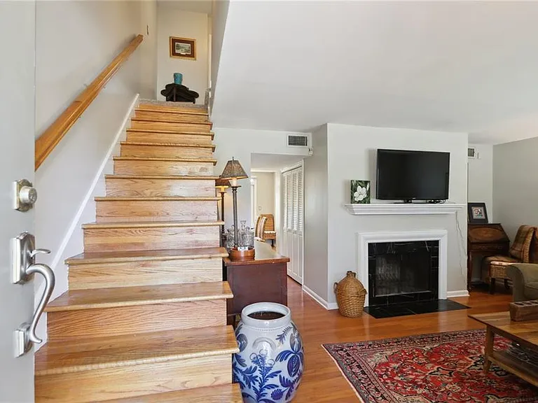 73 La Rue Pl NW — Photo 3