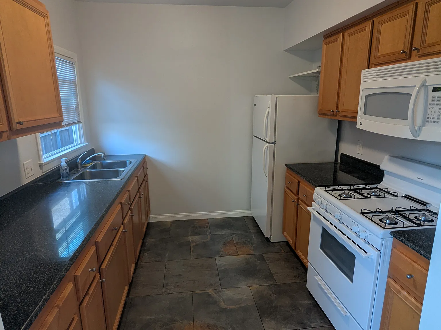 Studio, 410 sqft, $1,675 — Photo 4