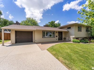 1927 San Jose Ct, Bettendorf, IA, 52722