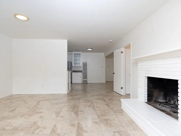 136 Oxnard Ave — Photo 12