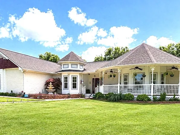 102 Palmer Dr, Comanche, TX 76442