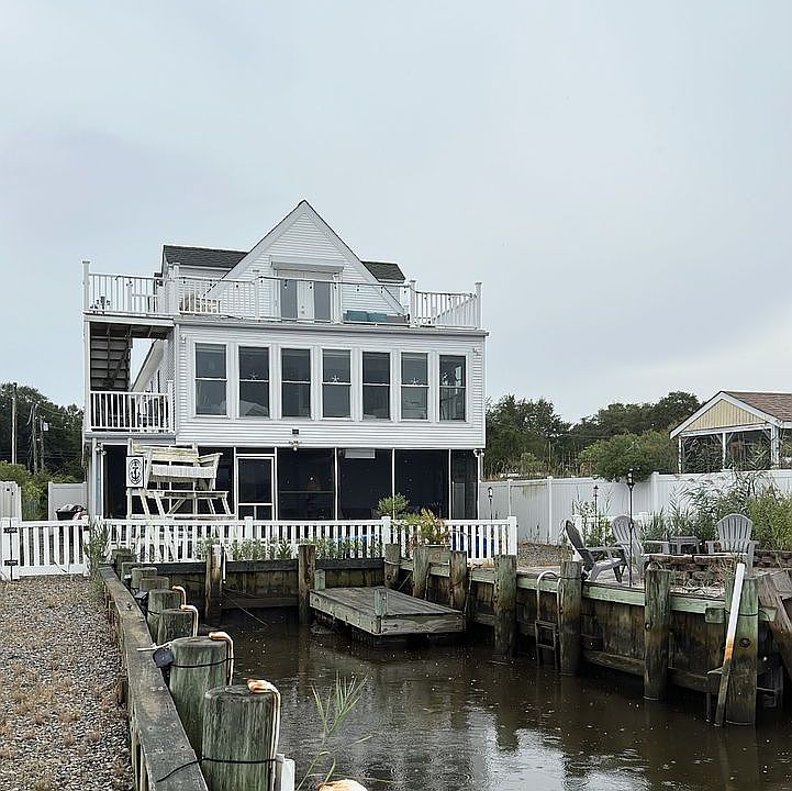 1st image of 242 Dock Rd