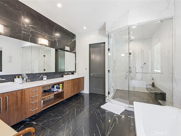 13135 Chandler Blvd — Photo 40