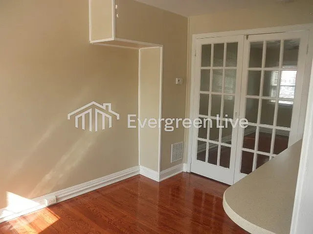 3 bed, 1.0 bath, 992 sqft, $1,745 — Photo 2
