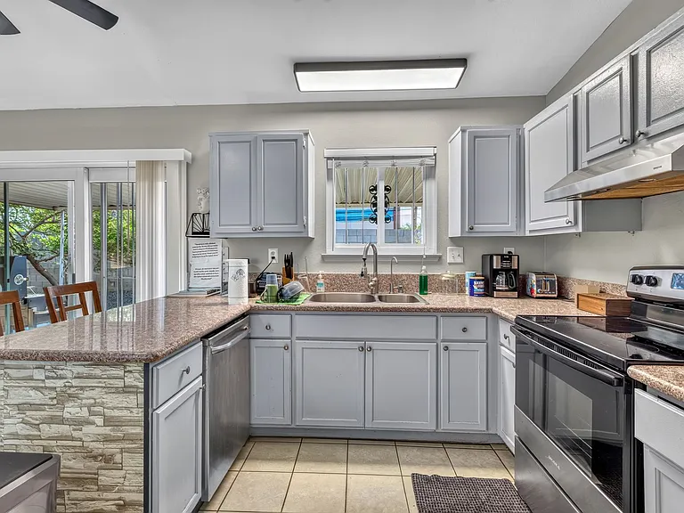 3730 Greenwood Dr — Photo 2