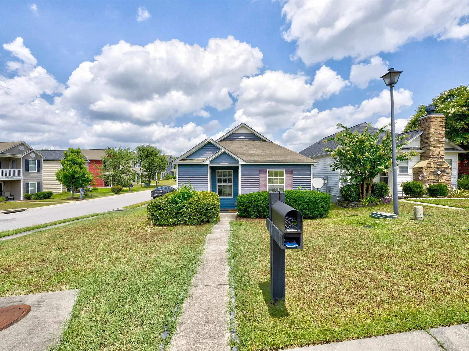 3 bed, 879 sqft, $1,400 — Photo 2