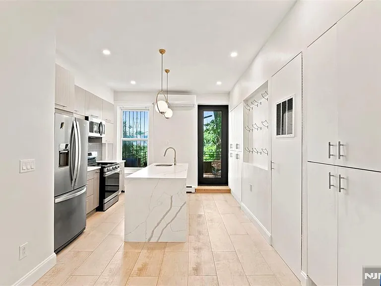 85 Union St — Photo 3