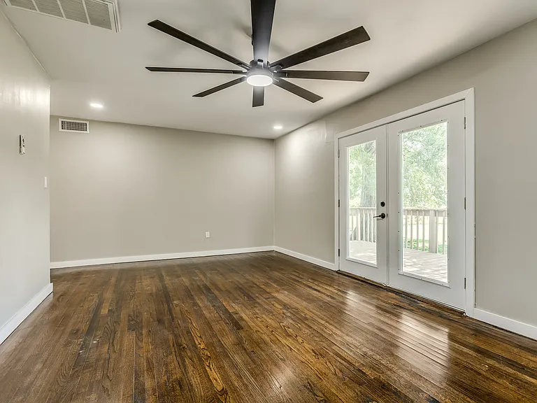 409 NE Myers Ave — Photo 3
