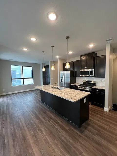 2 bed, 1291 sqft, $2,450 — Photo 3