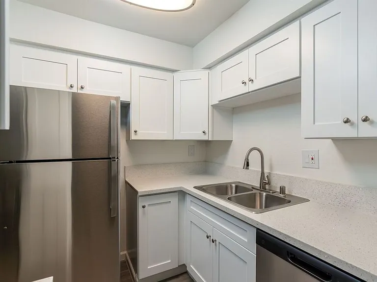 Sierra Canyon Apartments — Photo 9