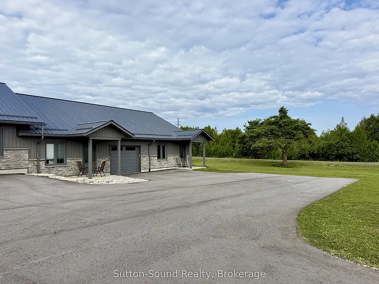 18 Maple Golf Cres #4 — Photo 3