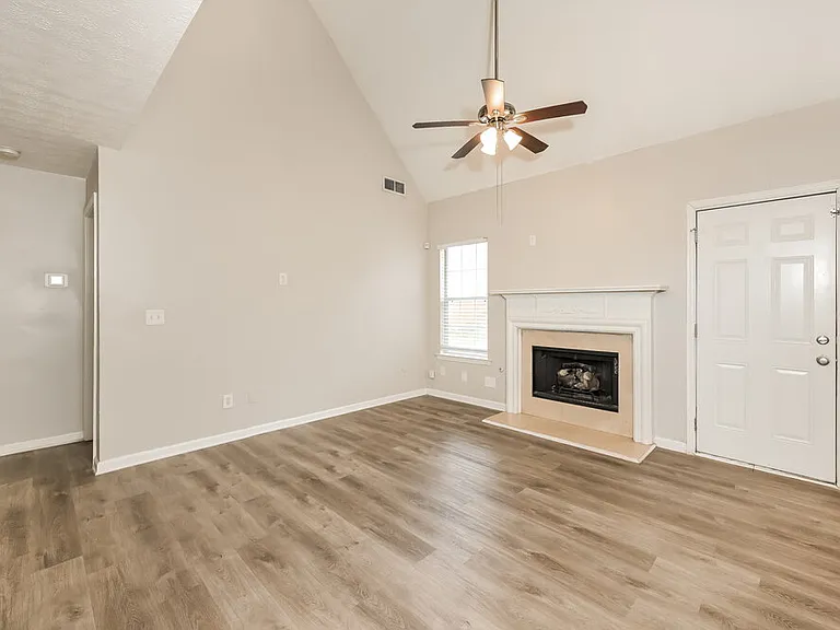 812 Lorraine Ln — Photo 4