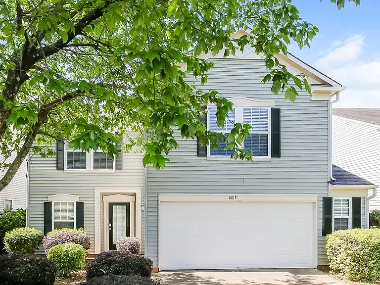 8817 Oak Dr NE — Photo 1