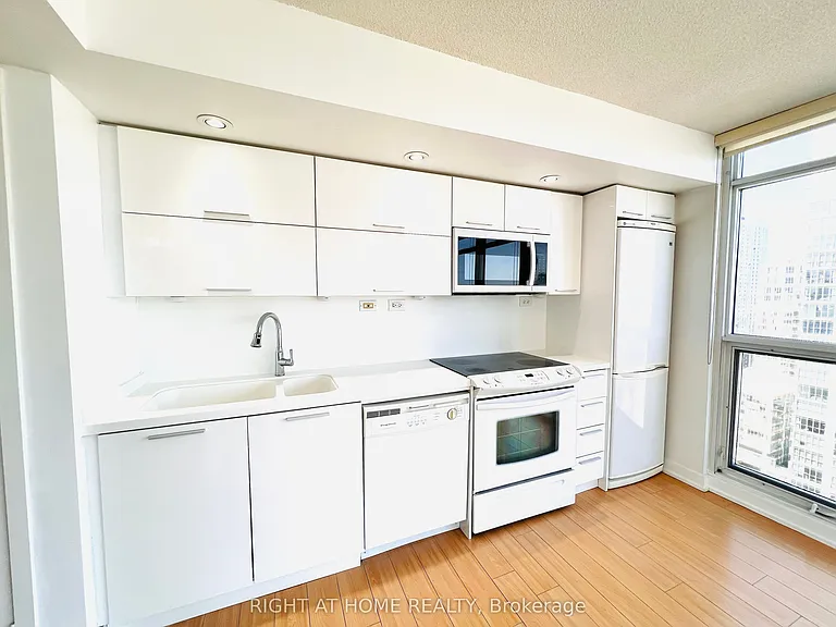 25 Capreol Ct #2507 — Photo 5