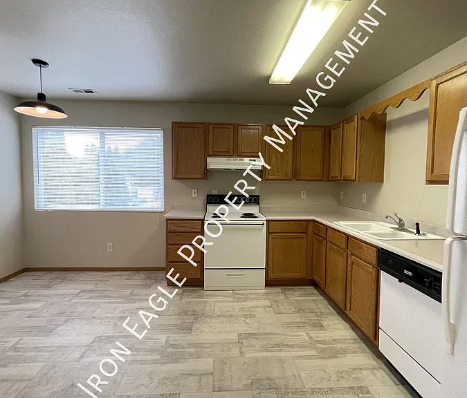 251 S Hawthorne Ave #A — Photo 2