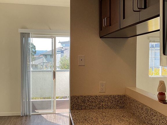 4th image of 1033 Southwood Dr APT C