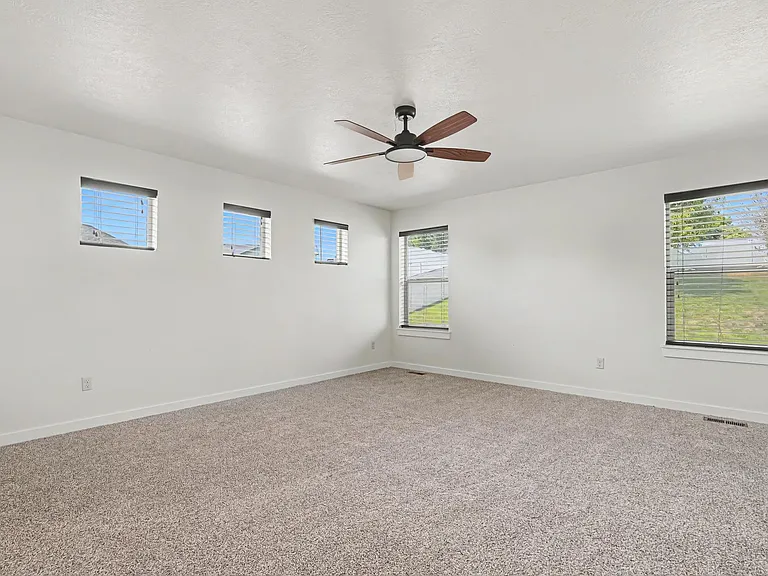 2040 Kelly Dr — Photo 21