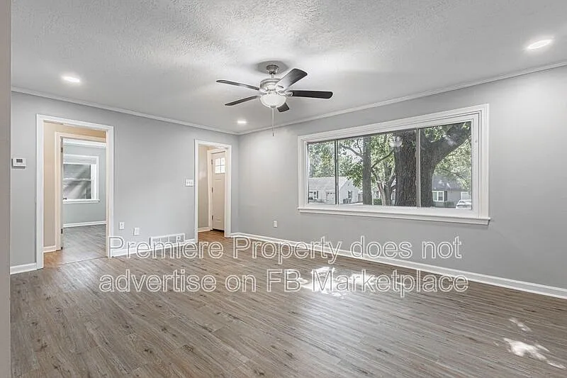 3 bed, 1.0 bath, 975 sqft, $1,795 — Photo 2