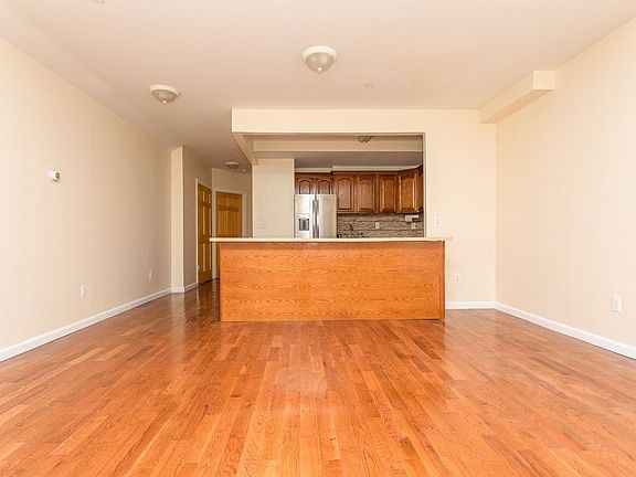 3rd image of 1002 Willoughby Ave #A1